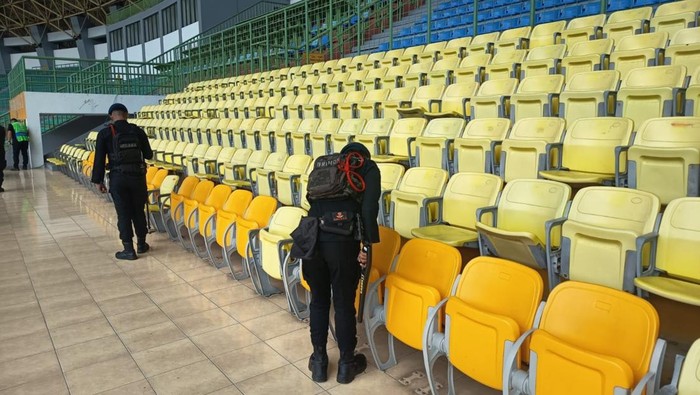 Tim Gegana Brimob Polda Metro Jaya melalui Unit Jibom melaksanakan sterilisasi di Stadion Patriot Candrabhaga, Bekasi, menjelang pertandingan sepak bola antara Bekasi FC melawan PSPS Pekanbaru. (Dok istimewa).