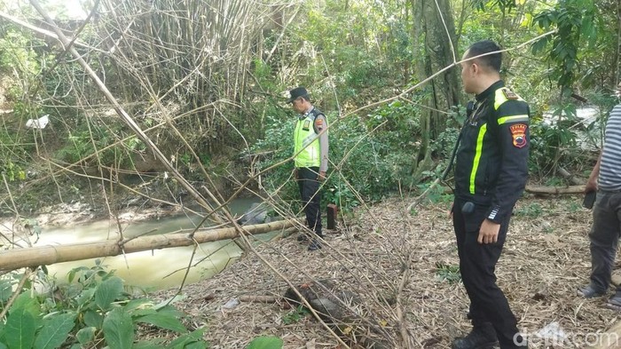 Polisi mengecek Sungai Kalikuning, Klaten saat pencarian korban hilang.