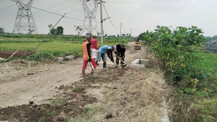 TMMD saat melakukan perbaikan jalan di Gresik