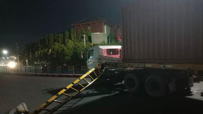 Truk kontainer yang membuat portal di pertigaan Pasar Jrakah roboh Sabtu (2/5/2026) dini hari tadi.