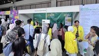 Selain melihat pameran hasil dari tiap fakultas, pengunjung juga bisa mendapatkan informasi mengenai seluk beluk kampus UI. Mulai dari informasi soal jalur masuk UI, program studi, hingga biaya kuliah. Foto: Abdur Rahman Ramadhan/detikEdu