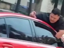 Heboh Rekaman Video Pria Menempel di Kap Mobil, Diduga Terkait Masalah Keluarga
