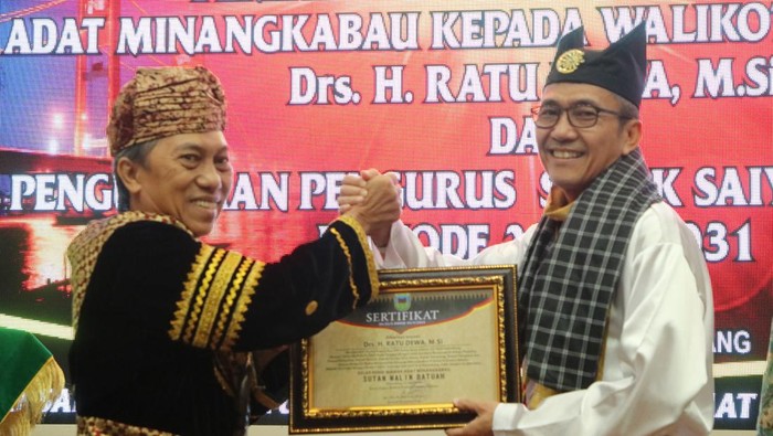 Wali Kota Palembang Ratu Dewa menerima gelar adat Minangkabau Sutan Malin Batuah