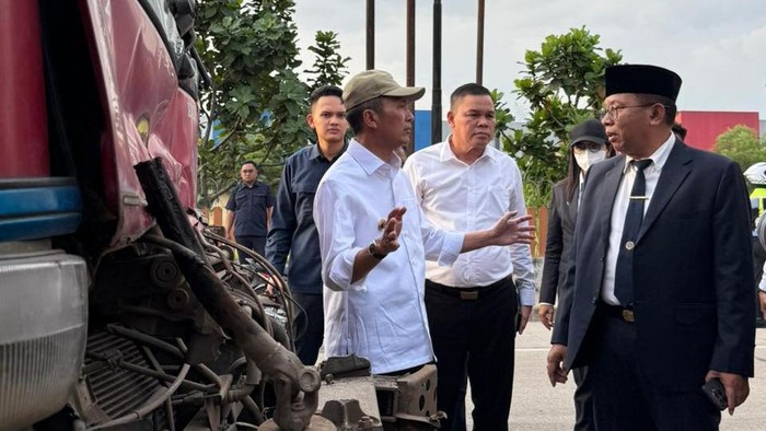 Wali Kota Palembang Ratu Dewa mengecek mobil yang mengalami kecelakaan beruntun  akibat razia ilegal Dishub