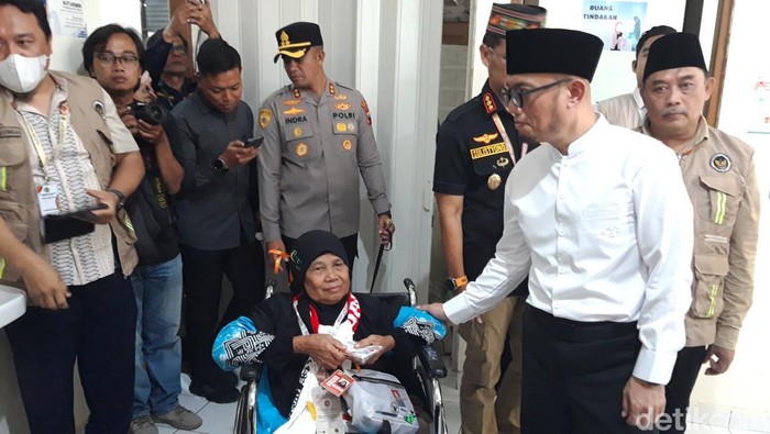 Wakil Menteri Haji dan Umrah, Dahnil Anzar Simanjutak melihat proses pemeriksaan Jemaah calon haji di Asrama Haji Donohudan, Boyolali, Sabtu (2/5/2026).