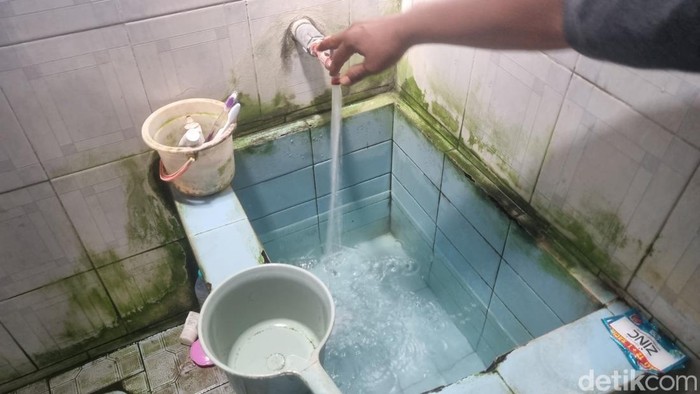 Warga terdampak pencemaran air sungai di Bantul Agus Indriyanto (55) saat menunjukkan sumur bor baru di sisi utara rumahnya