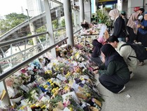 Bunga dari Warga Kenang Wanita Pejuang Korban Tabrakan KA di Bekasi