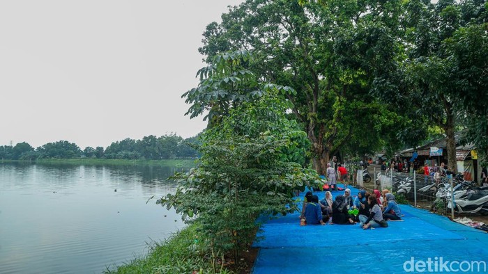 Seorang warga menjala ikan di Situ Cibeureum, Kabupaten Bekasi, Sabtu (2/5/2026).