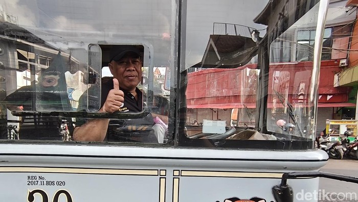 Agus Rianto, salah seorang sopir Bandros di Bandung