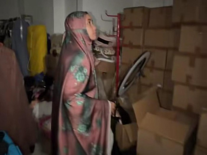 Anisa Rahma memperlihatkan ruangan penyimpan Al-Qur'an.