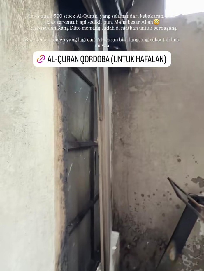 Anisa Rahma memperlihatkan ruangan penyimpan Al-Qur'an.