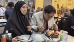 Romantis! Anisa Rahma dan Suami Kulineran di Mekkah hingga  Madinah