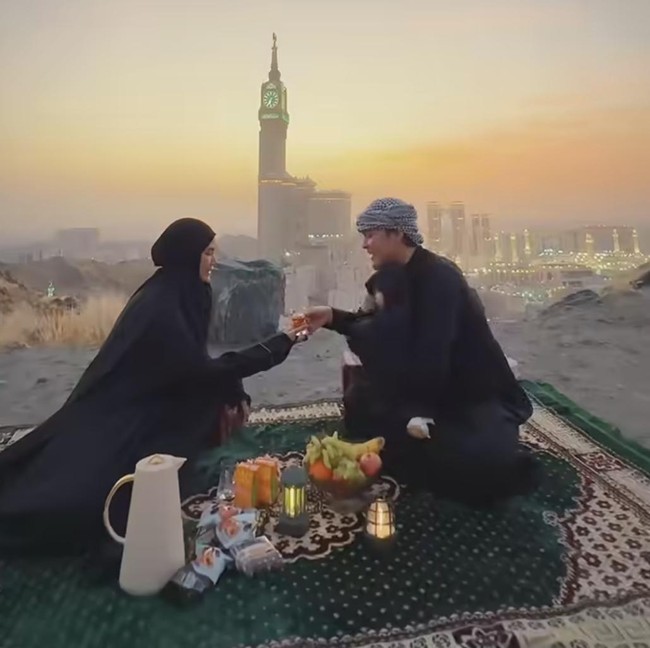 Romantis! Anisa Rahma dan Suami Kulineran di Mekkah hingga  Madinah