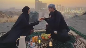 Romantis! Anisa Rahma dan Suami Kulineran di Mekkah hingga Madinah