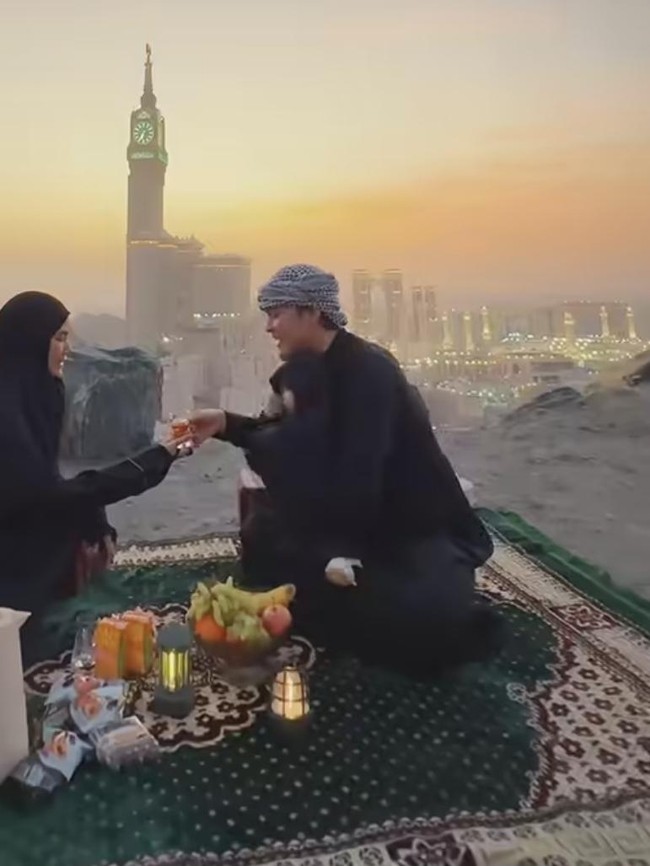 Romantis! Anisa Rahma dan Suami Kulineran di Mekkah hingga  Madinah