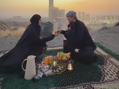 Romantis! Anisa Rahma dan Suami Kulineran di Mekkah hingga Madinah