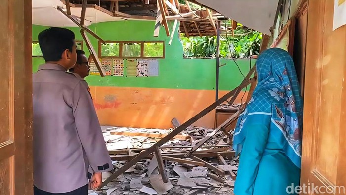 Atap ruang kelas di SDN Ciganas, Desa Munjul, Kecamatan Ciambar, Kabupaten Sukabumi ambruk