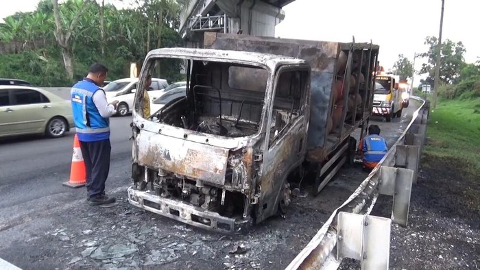 Bangkai truk pengangkut gas yang terbakar.