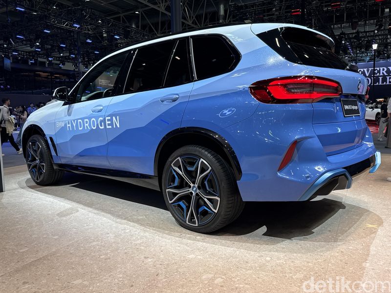 BMW iX5 Hydrogen melantai di Auto China 2026 di Beijing.
