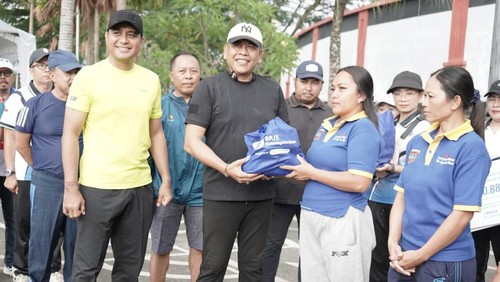 Bupati Karangasem I Gusti Putu Parwata (Gus Par) menyerahkan paket sembako kepada para buruh di Taman Jagat Karana, Jalan Raya Veteran, Karangasem, Minggu (3/5/2026). (Foto: Dok. Prokopim Karangasem)
