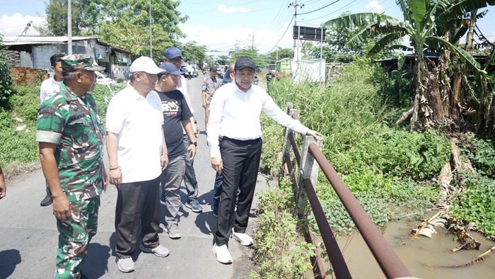Bupati Subandi saat sidak jembatan di Tarik Sidoarjo yang rusak.