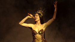 Cetar Banget! Gaya Anne Hathaway Jadi Bintang Pop Dunia di Mother Mary