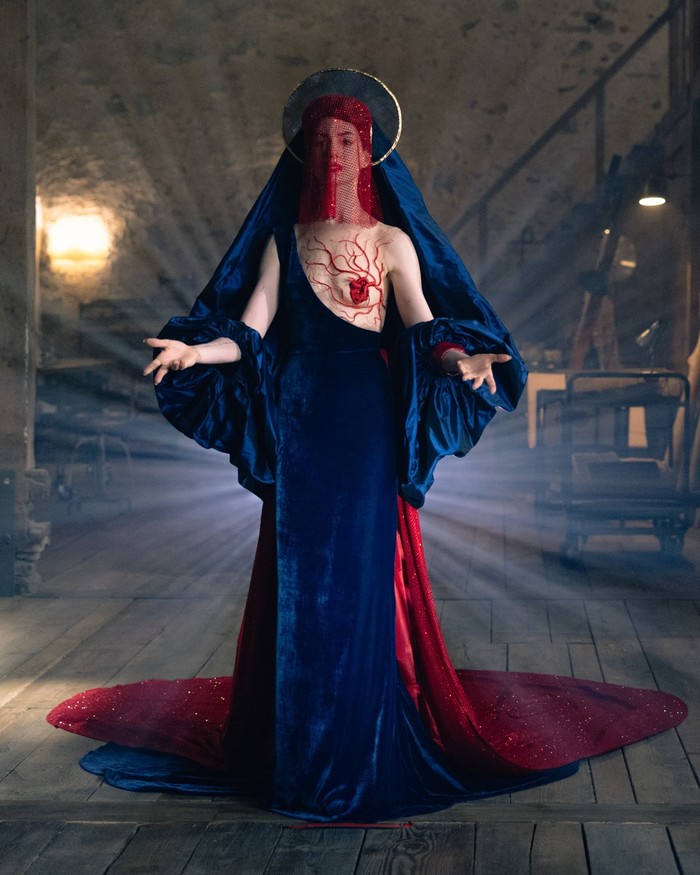 Cetar Banget! Gaya Anne Hathaway Jadi Bintang Pop Dunia di Mother Mary