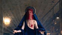 Cetar Banget! Gaya Anne Hathaway Jadi Bintang Pop Dunia di Mother Mary