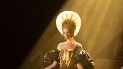 Cetar Banget! Gaya Anne Hathaway Jadi Bintang Pop Dunia di Mother Mary