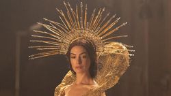 Cetar Banget! Gaya Anne Hathaway Jadi Bintang Pop Dunia di Mother Mary