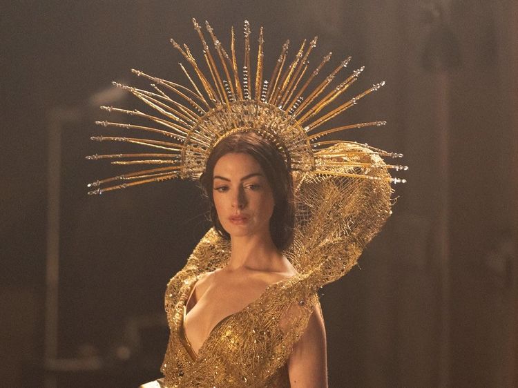 Cetar Banget! Gaya Anne Hathaway Jadi Bintang Pop Dunia di Mother Mary