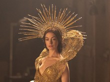 Cetar Banget! Gaya Anne Hathaway Jadi Bintang Pop Dunia di Mother Mary