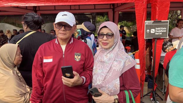 Sepasang lansia antusias mendaftar kartu gratis TransJ supaya bisa keliling Jakarta.