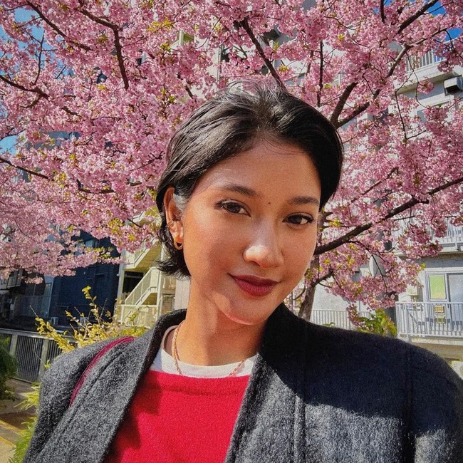 Intip Liburan Claresta Taufan di Jepang, Main Salju-Berburu Sakura