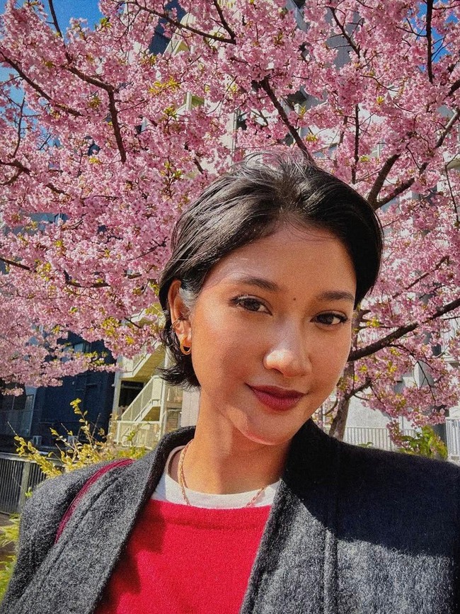 Intip Liburan Claresta Taufan di Jepang, Main Salju-Berburu Sakura