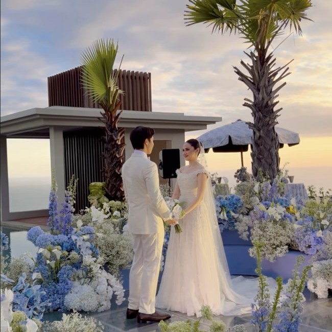 11 Potret Intimate Wedding El Rumi dan Syifa Hadju di Bali Bernuansa Floral