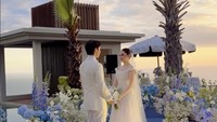 El Rumi dan Syifa Hadju kwmbali bersanding sebagai Raja dan Ratu sehari. El Rumi gagah dalam setelan Jacquard Putih rancangan Zegna. Kali ini, El Rumi dan Syifa mengucap wedding vows di hadapan para tamu. Foto: Instagram Story @okidatanglagi