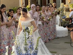 Para bridesmaid berdiri rapi mengenakan gaun bernuansa pastel dengan motif floral. Masing-masing membawa bunga yang memperkuat kesan manis dan feminin. Foto: Instagram Story @okidatanglagi