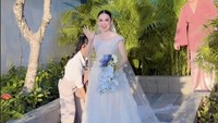 Syifa Hadju memakai gaun dengan tekstur bunga-bunga rancangan hiantjen. Dia juga memakai veil panjang dengan tekstur yang sama. Dilihat pada Minggu (3/5/2026) dari Instagram Story pribadi, Oki Lukman terdengar memuji kecantikan Syifa Hadju. Foto: Instagram Story @okidatanglagi