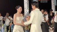 Pesta berlanjut dengan resepsi pada malam hari. Syifa Hadju sudah mengganti gaunnya, masih rancangan dari Hiantjen. Foto: Instagram Story @okidatanglagi