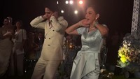 Serunya ada sesi dance pengantin dengan orang tua. El Rumi dengan energik menari bersama dengan Maia Estianty. Foto: Instagram Story