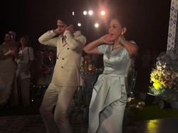Maia Estianty dan El Rumi di resepsi pernikahan nampak berdansa bersama. Foto: Instagram Story