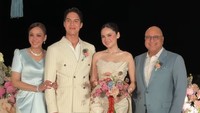 Senyuman El Rumi dan Syifa Hadju dalam resepsi kedua di Bali. Foto: dok instagram Hilda dan Bridestory