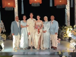 Resepsi pernikahan El Rumi dan Syifa Hadju berlangsung dalam suasana hangat dan romantis. Foto: dok instagram Hilda dan Bridestory