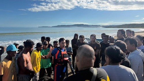 Enam orang nelayan saat dievakuasi pada Minggu (3/5/2026) pagi, setelah insiden kapal tenggelam di Perairan Barate, Kabupaten Kupang, NTT. (Dok. Kantor Pencarian dan Pertolongan Kupang).