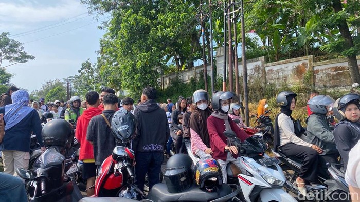 Kemacetan di Jalan Baru Undip hingga lapangan tembak Undip, Kelurahan Jangli, Kecamatan Tembalang, Kota Semarang, Minggu (3/5/2026).