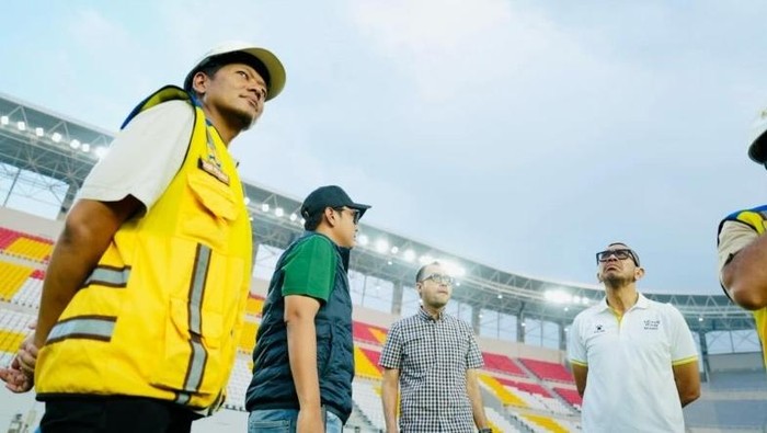 Foto: Wali Kota Medan Rico Waas bersama Exco PSSI Arya Sinulingga mengecek kembali progres revitalisasi Stadion Teladan. (dok.Pemkot Medan)