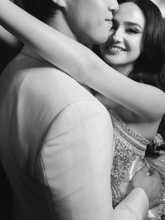 Alih-alih mengungkap angka, ia menegaskan bahwa gaun tersebut sepenuhnya dibayar oleh pasangan pengantin. “No endorse, no sponsors. Fully paid by the 2 lovebirds,” tulis Tex yang sebelumnya juga mendesain busana pengantin ipar Syifa, Alyssa Daguise, tahun lalu.  (Foto: Instagram/@syifahadju)