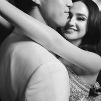 Alih-alih mengungkap angka, ia menegaskan bahwa gaun tersebut sepenuhnya dibayar oleh pasangan pengantin. “No endorse, no sponsors. Fully paid by the 2 lovebirds,” tulis Tex yang sebelumnya juga mendesain busana pengantin ipar Syifa, Alyssa Daguise, tahun lalu.  (Foto: Instagram/@syifahadju)