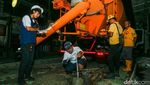 Gotong Royong Warga Tambun Bekasi Cor Jalan Rusak